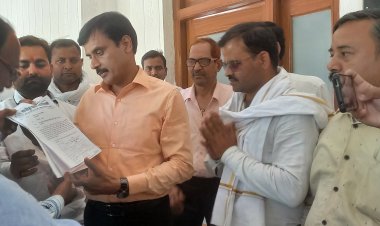 बलियां मे पत्रकार पर हुए कार्यवाही से पत्रकार खफा,डीएम को दिया पत्रक