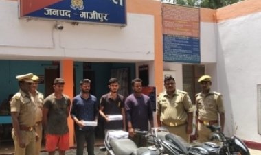 चार शातिर चोर चढ़े पुलिस के हत्थे, चोरी की बाइक और असलहा बरामद