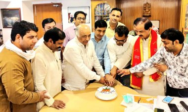 उप्र युवा व्यापार मंडल ने मनाया सांसद महेश शर्मा का जन्मदिन