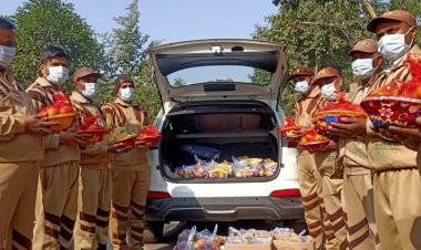 जिला अस्पताल में मरीजों को किए गए फल वितरण