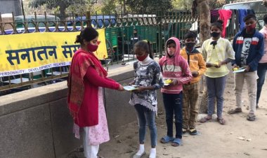 सनातन संस्था द्वारा दिल्ली की स्वयंसेवा संस्था गॉड गिव्स एवरीथिंग में गरीब बच्चों को की पुस्तकें एवं नोटबुक वितरित