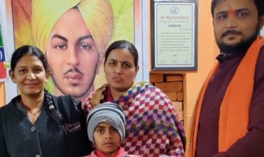 शहीद भगत सिंह संस्कार पाठशाला मे बच्चों को दिए जूते