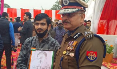 बारहवीं कक्षा के छात्र केशव देव शर्मा ने बनाया पुलिस आयुक्त का चित्र
