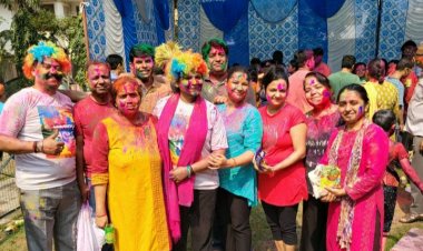 गुलमोहर में जमकर उड़ा अबीर, केसू के फूलों के रस से हुई होली