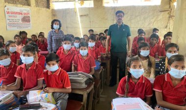 निशुल्क शिक्षा संस्थान में स्कूल बैग, पुस्तक व मास्क किए गए वितरित