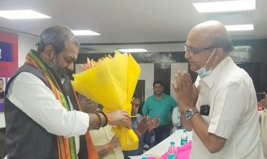 श्रमिक कल्याण बोर्ड के अध्यक्ष को विभिन्न परेशानियों से कराया अवगत