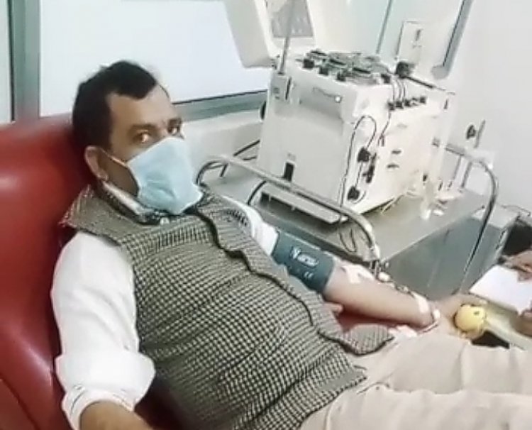 दिनेश इन्सां ने रक्त डोनेट कर निभाया मानवता का फर्ज