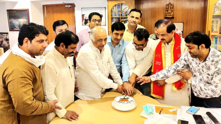 उप्र युवा व्यापार मंडल ने मनाया सांसद महेश शर्मा का जन्मदिन