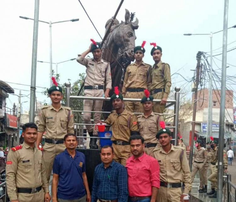 गैर राजनीतिक व्यक्तित्व एवं राष्ट्र के लिए सकारात्मक कार्य करने वाले महापुरुषों की प्रतिमाओं को साफ करने का लिया निर्णय