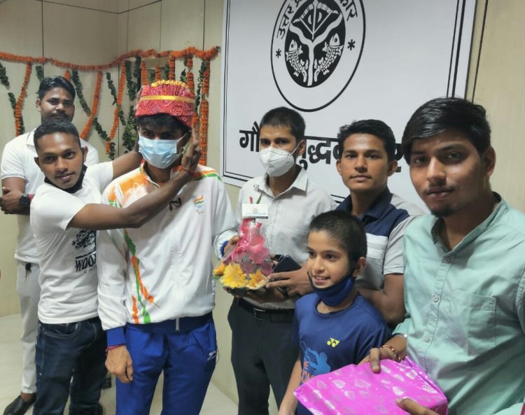 जीवन अर्पण सामाजिक सेवा संस्था के सदस्यों ने डीएम को दी जीत की बधाई