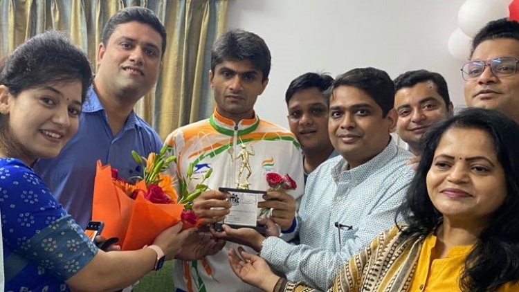 पैरालंपिक सिल्वर मेडलिस्ट सुहास एलवाई को दी बधाई