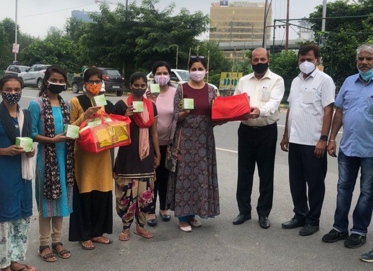 सफाई कर्मचारियों को बांटे शुभारंभ सेनेटरी पैड