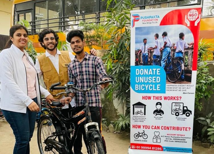 पुष्पकता फाउंडेशन ने बांटी साइकिल