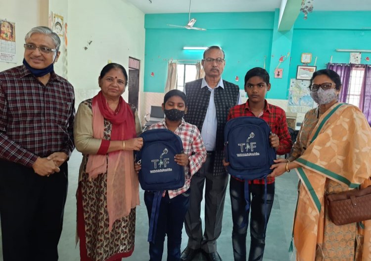 एसएससीए ने बांटे स्कूल बैग तथा शिक्षा की आरंभिक किताबें