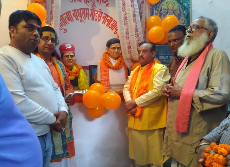 हिन्दू महासभा ने गांधी हत्या के आरोप में फांसी पर लटकाये गए नारायण आप्टे की प्रतिमा का किया अनावरण