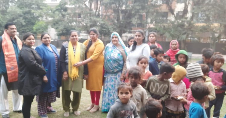 रिद्धि फाउंडेशन ने बांटी शिक्षण सामग्री