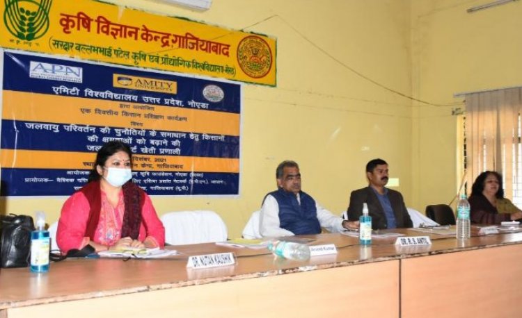 एमिटी विश्वविद्यालय के वैज्ञानिकों ने किसानों को दिया प्रशिक्षण