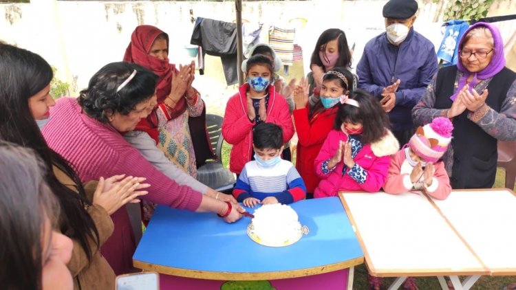 ईएमसीटी टीम ने वर्ष के अंतिम दिन को वृद्धाश्रम में मनाया