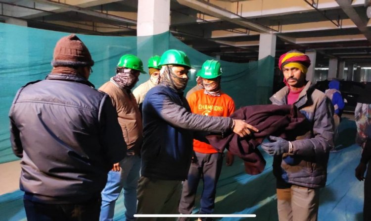 एथोमार्ट चेरिटबल ट्रस्ट ने गरीब और मज़दूरो में बाटे गर्म जैकेट और ओवर कोट
