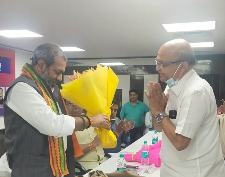 श्रमिक कल्याण बोर्ड के अध्यक्ष को विभिन्न परेशानियों से कराया अवगत