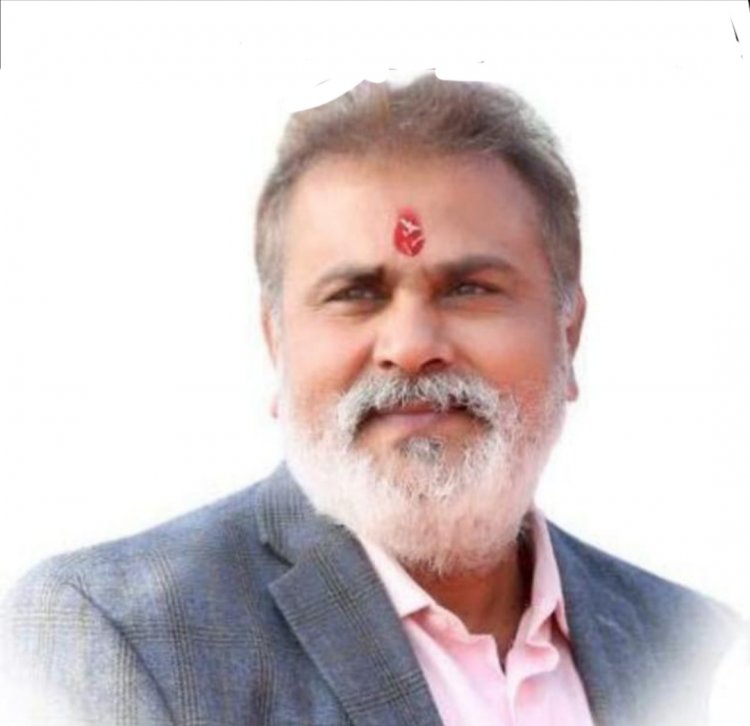 कार हटाने को लेकर हुए विवाद में चौकी प्रभारी ने समाजसेवी को ही बैठाया चौकी में