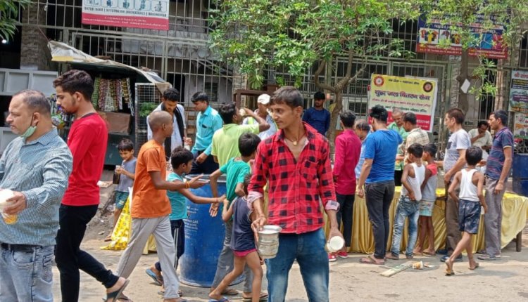 एकादशी पर्व पर बांटा शरबत वितरण