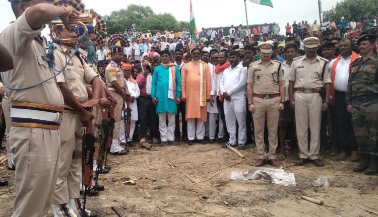 शहीद सतीश कुमार सिंह का पार्थिव शरीर राजकीय सम्मान के साथ उनके पैतृक निवास ग्राम मौधा पहुंचा