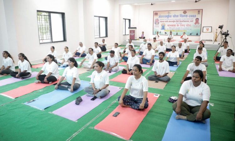 हिंदी विश्‍वविद्यालय ने मनाया अंतरराष्‍ट्रीय योग दिवस