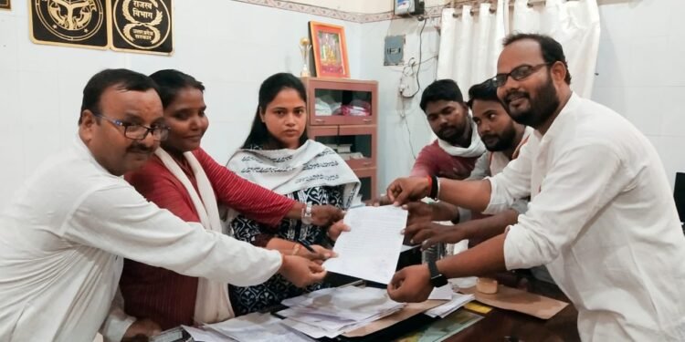 नाले की समस्या को लेकर समाजवादियों ने सौपा ज्ञापन
