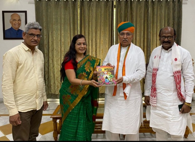 अणुव्रत विशेषांक केन्द्रीय मन्त्री श्री अर्जुनरामजी मेघवाल को भेट