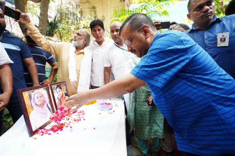 हर परिवार को दस लाख रुपए की सहायता देंगे और उनके बच्चों को अच्छी शिक्षा का इंतज़ाम करने के साथ जो भी मदद हो सकेगी करेंगे- अरविंद केजरीवाल