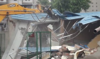 केंद्रीय मंत्री महेंद्र नाथ पांडेय के करीबी जिला उपाध्‍यक्ष के अवैध निर्माण पर वाराणसी विकास  प्राधिकरण  का चला बुलडोजर