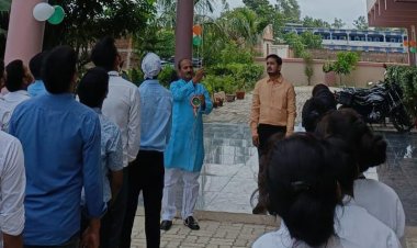 मां सरस्वती पैरामेडिकल कॉलेज में किया गया ध्वजारोहण