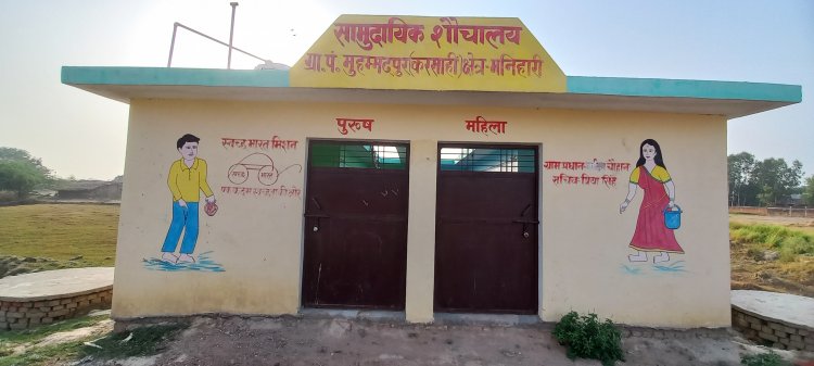 सामुदायिक शौचालय पर लटकता रहा ताला, अन्दर केबल स्टार्टर चोरो ने खंगाला