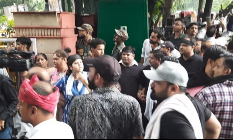 भाग लियासरकार हमारे महगाई के खिलाफ प्रदर्शन को रोकना चाहती है - पंखुडी पाठक