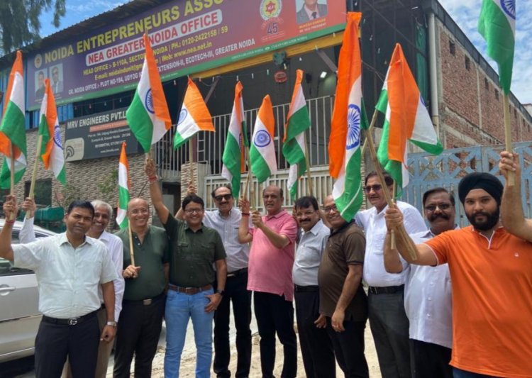 घर घर तिरंगा अभियान के तहत किया झण्डा वितरण