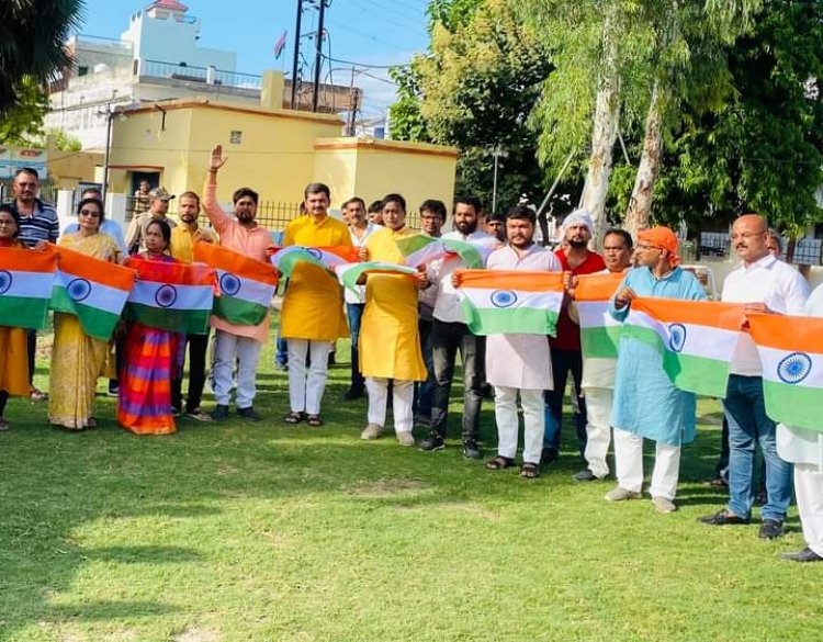 भारत माता की जय के साथ,  हर घर  तिरंगा लहराया
