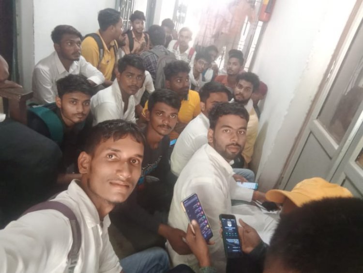 विश्वविद्यालय की ऐसी करतूत ,छात्र आक्रोशित मिले जिलाधिकारी से