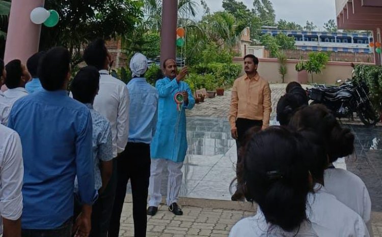 मां सरस्वती पैरामेडिकल कॉलेज में किया गया ध्वजारोहण