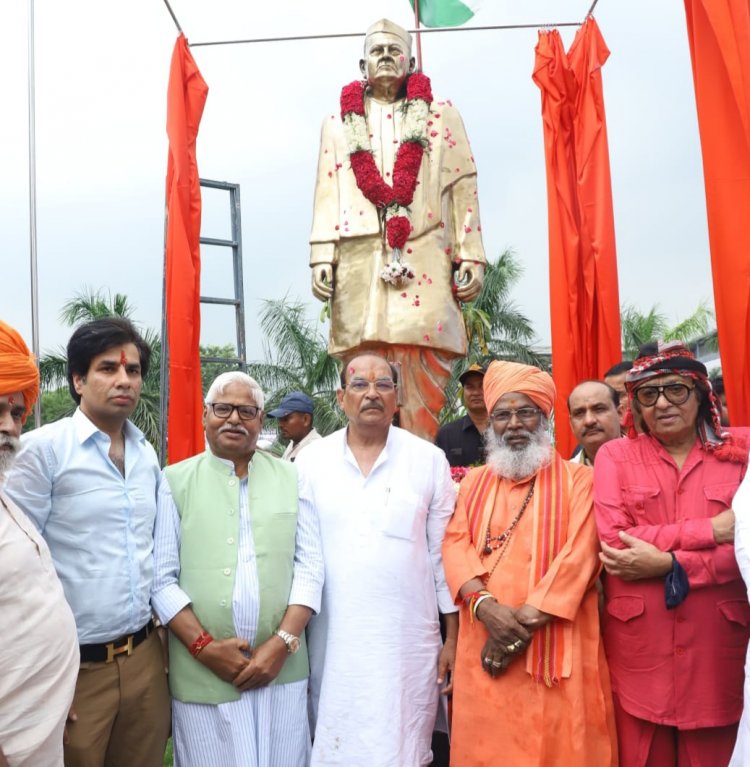 नोएडा में लगी स्वतंत्रता सेनानी महाशय तेजपाल जी की मूर्ति