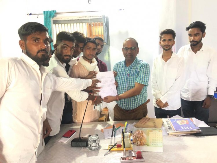 डीसीएसके पीजी कॉलेज मे चुनाव कराने के लिए सौंपा पत्र