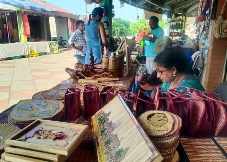 नॉर्थ-ईस्ट फैस्टिवल में वीकेंड पर हुई जमकर खरीददारी