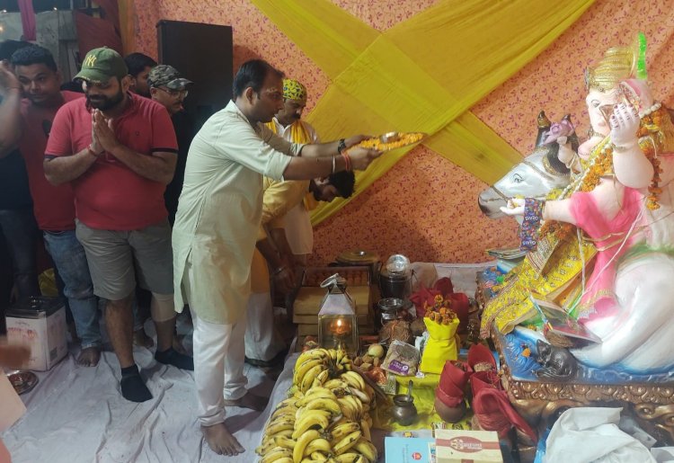 गौर सिटी के 14वें एवेंन्यू में बाल गणपति ने श्रद्धालुओं का मन मोहा
