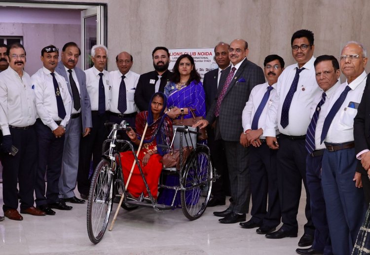 लायंस क्लब नॉएडा ने अपने 32वें अधिष्ठापन समारोह के उप्लक्ष में ज़रूरतमंद को भेंट की एक तिपहिया साइकल