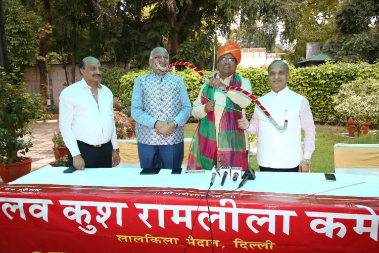 केंद्रीय मंत्री कुलस्ते लव कुश रामलीला के मंच पर निषाद राज के किरदार में