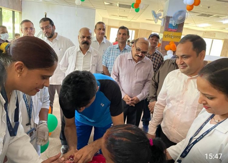 पल्स पोलियो अभियान शुरू, जिलाधिकारी ने बच्चे को ड्रॉप पिलाकर किया शुभारंभ