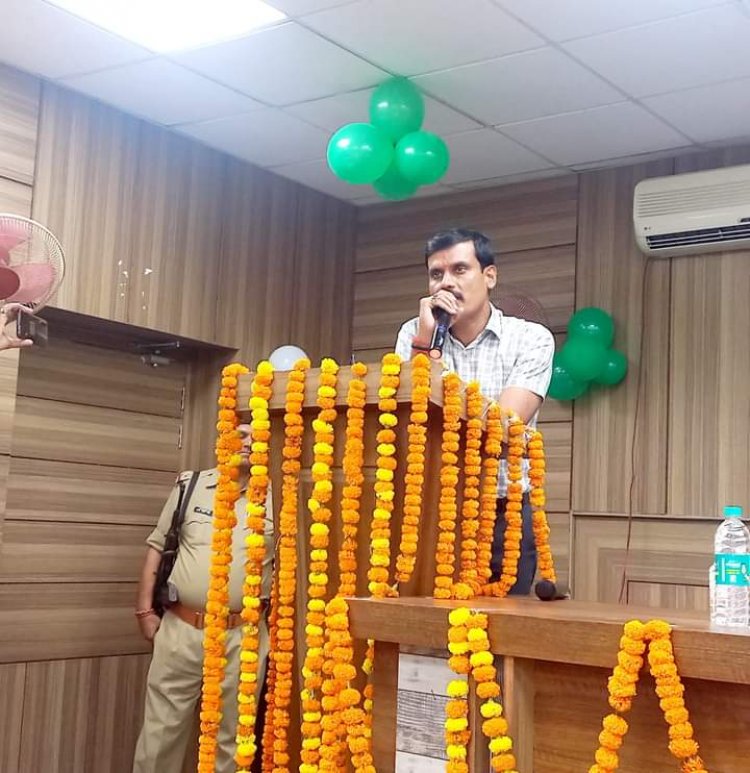 जिला अधिकारी मंगला प्रसाद सिंह के विदाई समारोह में जुटे प्रबुद्ध जन