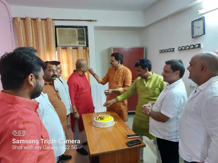 बिरनो प्रमुख के जन्मदिन पर एम एल सी ने दी बधाई