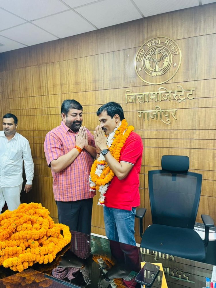 आई डी मेमोरियल ग्रुप ऑफ कॉलेज के चेयरमैन और युवा भाजपा नेता ने दी जिला अधिकारी को भावभीनी विदाई