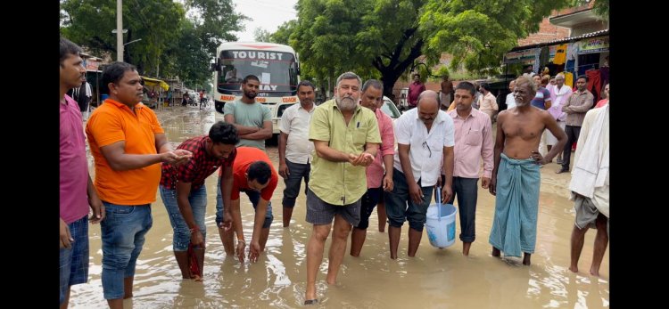 समाजसेवी ब्रज भूषण दुबे ने पितृपक्ष में जनप्रतिनिधियों का तर्पण कर जताया विरोध